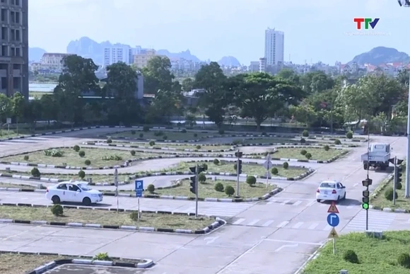 Học viên thi sát hạch lái xe phải xem clip tai nạn giao thông