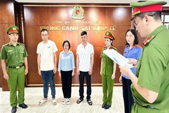 Xả gần 6000 tấn chất thải trái phép, 3 đối tượng bị khởi tố