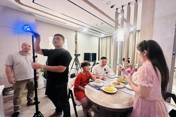 Hậu trường SERIES PHIM NGẮN “TIỆM TRÀ HẠNH PHÚC”: Tập 2 – Phía sau nút “Like”