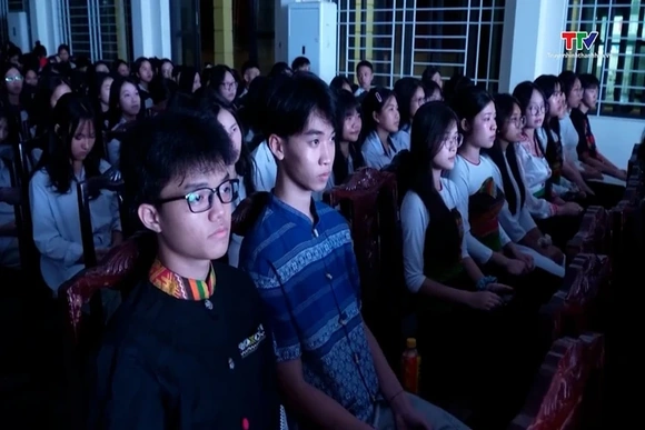 Chiếu phim tuyên truyền về các ngày lễ lớn của dân tộc