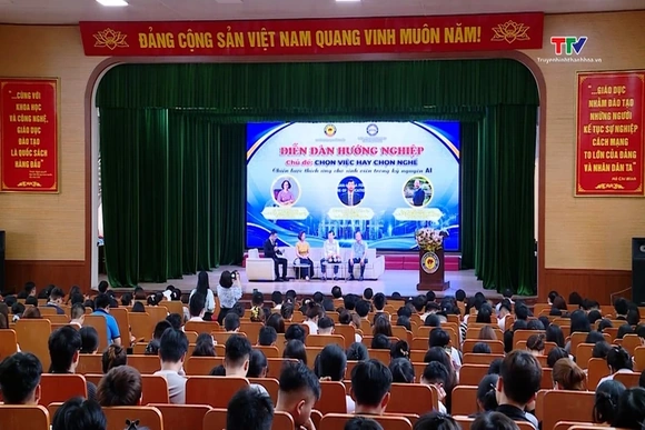 Diễn đàn hướng nghiệp cho sinh viên trường Đại học Hồng Đức