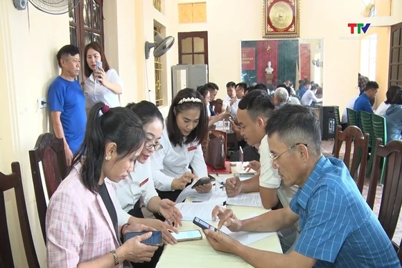 Phường Quảng Phú hỗ trợ người dân thực hiện thủ tục hành chính trực tuyến tại khu dân cư