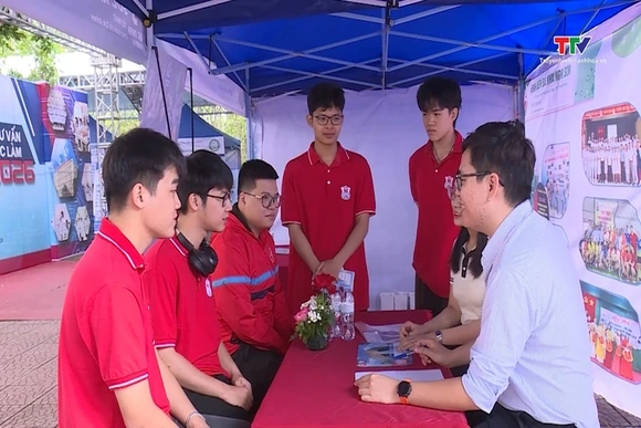 Hơn 800 người tham gia Ngày hội hướng nghiệp, tư vấn và giới thiệu việc làm
