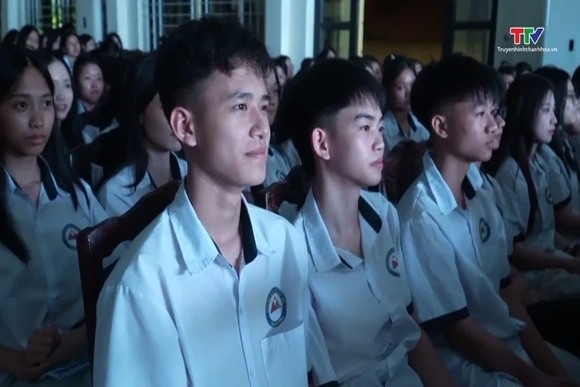 Chiếu phim lưu động phục vụ Nhân dân