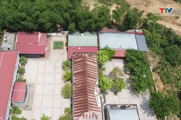 Khẩn trương khắc phục hậu quả lốc xoáy tại Trường Tiểu học Thanh Xuân