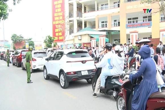 Đảm bảo giao thông, chống ùn tắc tại các cổng trường học