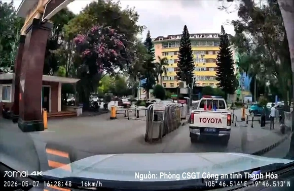 Cảnh sát giao thông Công an Thanh Hoá dẫn đường đưa cháu bé nguy kịch đi cấp cứu kịp thời