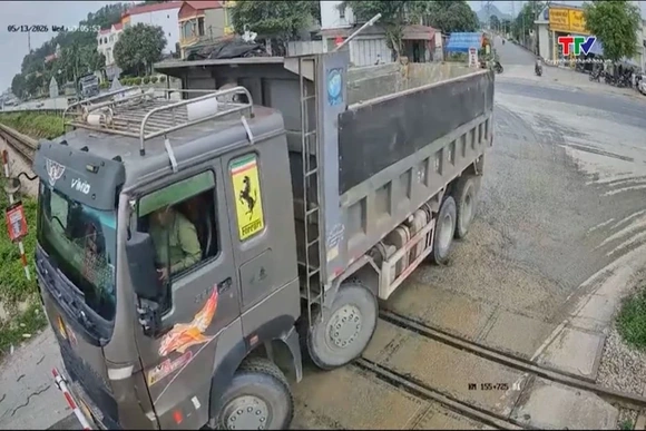 Xử phạt xe tải cố tình vượt đường ngang đường sắt