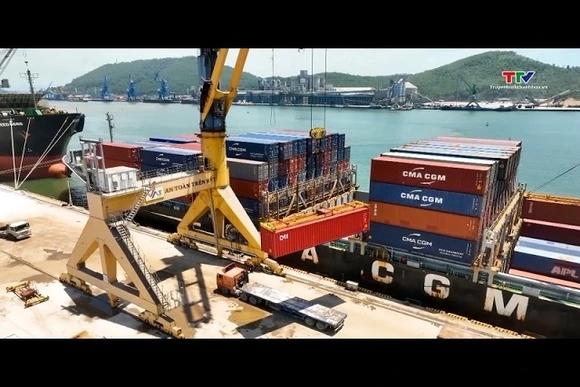 Thu ngân sách từ xuất nhập khẩu đạt hơn 7.400 tỷ đồng