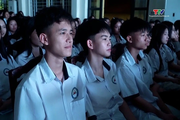 Chiếu phim lưu động phục vụ Nhân dân