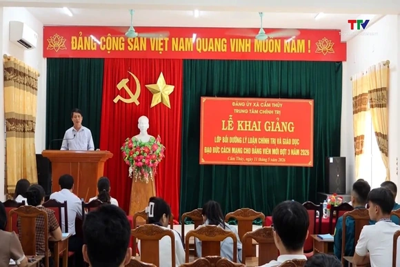 Khai giảng lớp bồi dưỡng lý luận chính trị cho đảng viên mới
