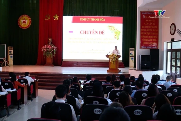 Bồi dưỡng, cập nhật kiến thức cho đội ngũ giảng viên lý luận chính trị
