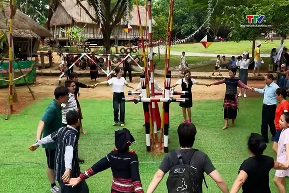 Tháng Năm nhớ Bác, lan tỏa sắc màu văn hóa các dân tộc