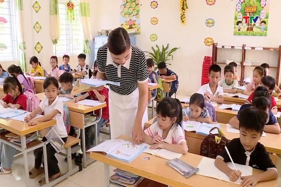 Tủ sách dùng chung tiếp sức học sinh miền núi