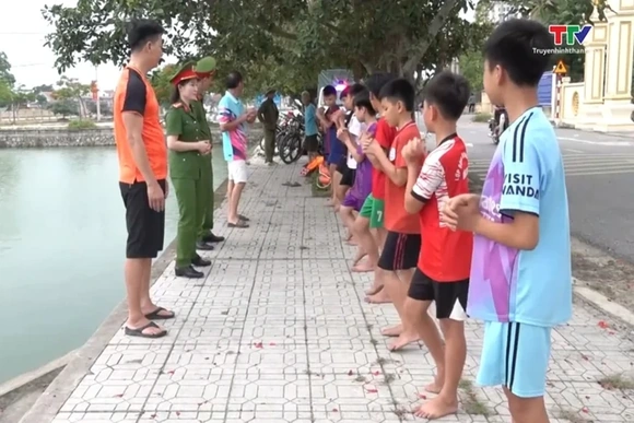 Lớp học miễn phí của Công an phường Đông Sơn