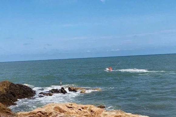 Sầm Sơn: Giải cứu an toàn 2 du khách bị cô lập do thủy triều dâng