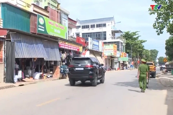 Công an xã Vân Du đảm bảo trật tự hành lang giao thông