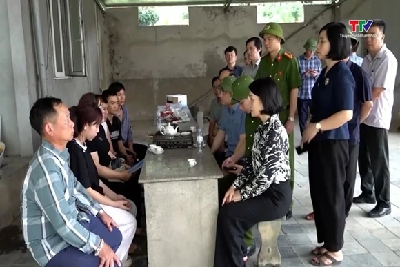 Lãnh đạo tỉnh thăm hỏi gia đình các nạn nhân vụ sạt lở đá ở xã Cẩm Tú