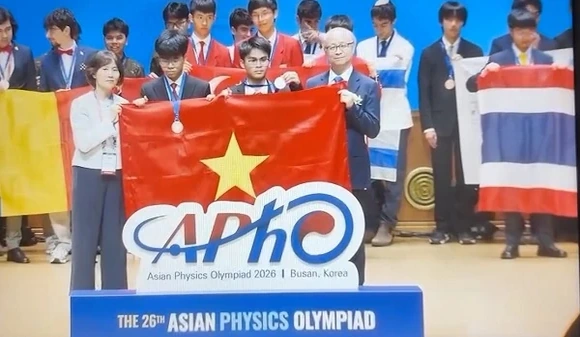 Tự hào giây phút Lê Duy Khánh và Mai Văn Khánh được vinh danh tại Kỳ thi Olympic Vật lý châu Á năm 2
