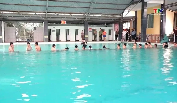 Công an xã Vĩnh Lộc dạy bơi miễn phí cho trẻ em có hoàn cảnh khó khăn
