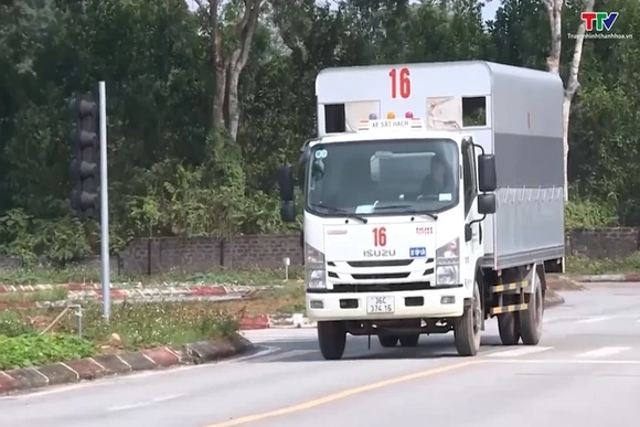 Bảo đảm người lái xe có đủ kỹ thuật, kỹ năng và đạo đức khi tham gia giao thông