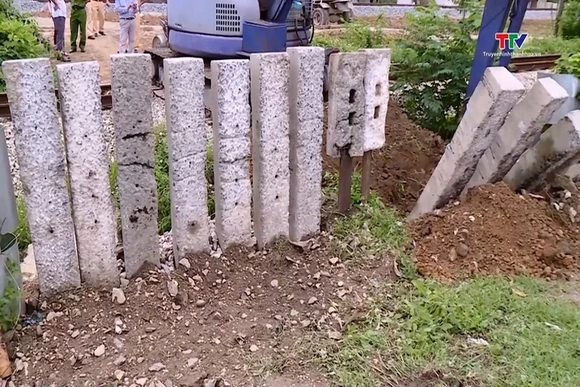 Đóng chắn 4 lối đi tự mở qua đường sắt tại xã Triệu Lộc