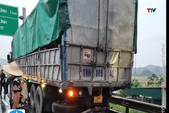 Va chạm liên hoàn giữa 3 ô tô trên cao tốc đoạn qua Thanh Hóa