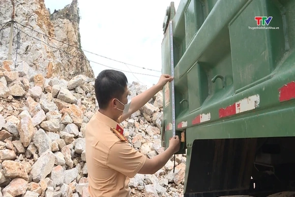 Kiên quyết xử lý nghiêm các vi phạm xe quá tải, cơi nới thành thùng