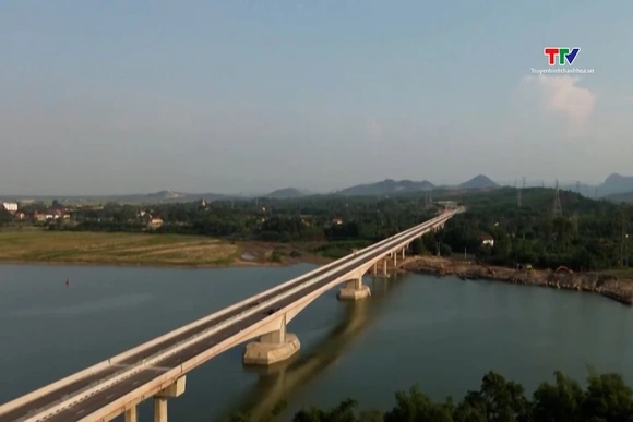 Tạm dừng lưu thông trên cao tốc Cam Lộ - La Sơn vào ban đêm