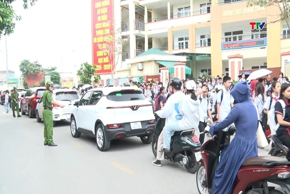Đảm bảo giao thông, chống ùn tắc tại các cổng trường học