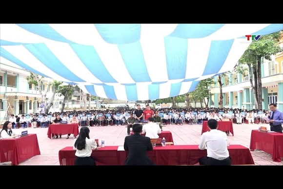 Hơn 1.100 học sinh Trường THPT Mường Lát tham gia phiên tòa giả định