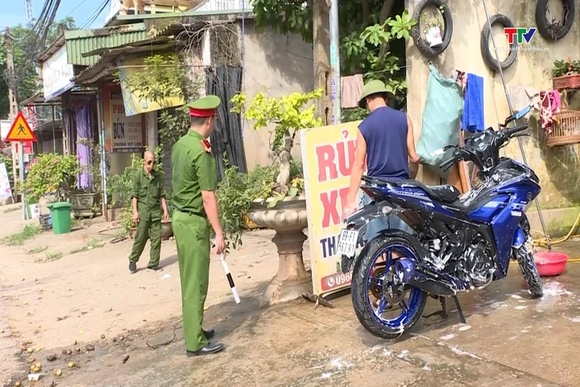 Công an xã Vân Du đảm bảo trật tự hành lang giao thông