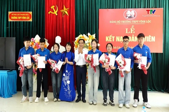 Đảng bộ Trường THPT Vĩnh Lộc kết nạp 36 đảng viên mới
