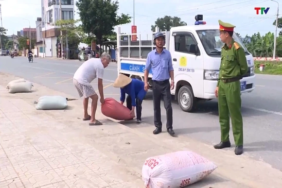 Chấn chỉnh trình trạng phơi lúa rơm rạ trên đường giao thông