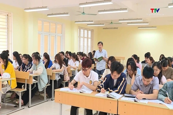 Mở rộng đối tượng bồi dưỡng, thu hút nhân lực, khắc phục thiếu giáo viên