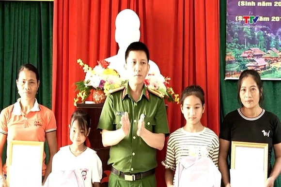 Công an xã Phú Xuân nhận đỡ đầu 2 trẻ em có hoàn cảnh khó khăn