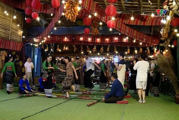 Đánh thức tiềm năng du lịch cộng đồng ở bản Bút