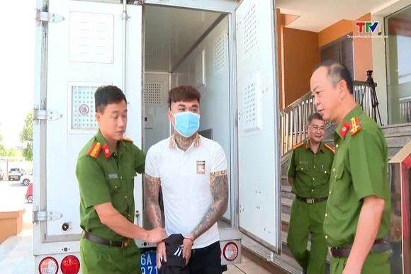 Di lý đối tượng truy nã từ cửa khẩu quốc tế Vĩnh Xương về Thanh Hóa phục vụ điều tra
