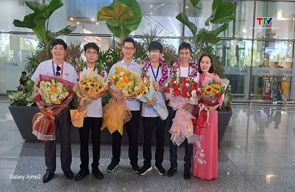 Vinh quang trở về! Đón đoàn Olympic Vật lý 2026