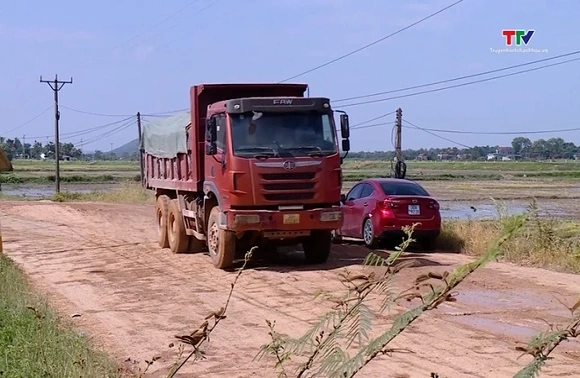 Đảm bảo an toàn giao thông tại khu vực mỏ khai thác đất