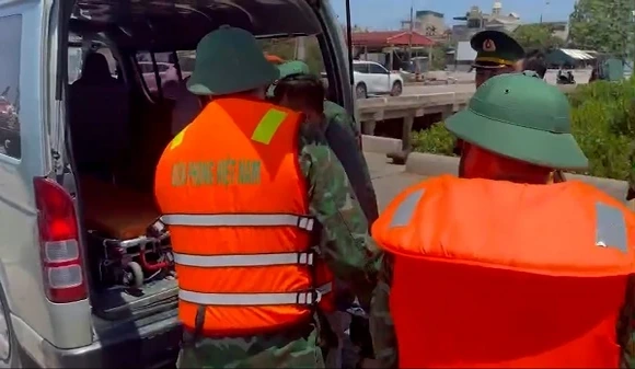 Lực lượng Biên phòng kịp thời cứu hộ ngư dân bị tai nạn lao động trên biển