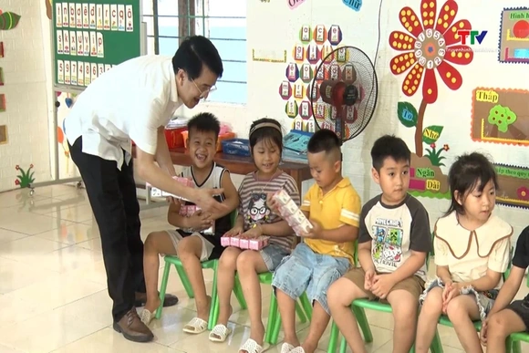 Tặng quà cho học sinh vùng lũ