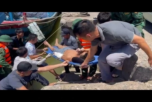 Lực lượng Biên phòng kịp thời cứu hộ ngư dân bị tai nạn lao động trên biển