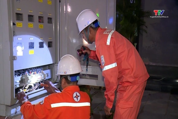 Xuyên đêm giữ mạch điện sáng