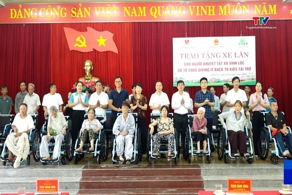 Trao tặng 19 xe lăn cho người khuyết tật tại xã Vĩnh Lộc