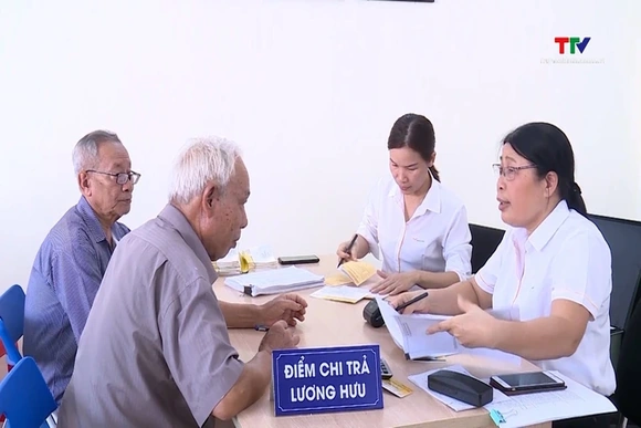 Đẩy mạnh chi trả lương hưu qua tài khoản