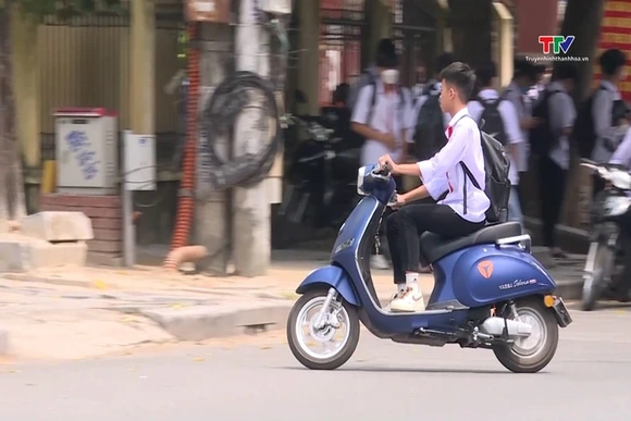 Xử lý học sinh tự độ xe máy điện lên hơn 100km/h