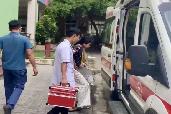 Bệnh viện Nhi Thanh Hóa hỗ trợ bệnh nhi vừa trải qua phẫu thuật đến điểm thi THPT