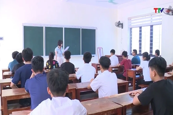 Thí sinh thi vào lớp 10 hoàn thành môn đầu tiên: Đề Văn vừa sức, giàu tính thực tiễn