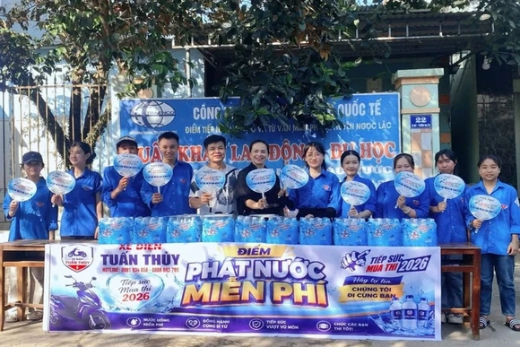 Hàng nghìn đoàn viên, thanh niên tham gia tiếp sức mùa thi tại các điểm thi THPT